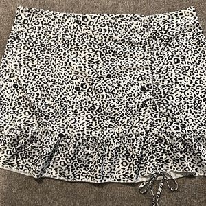 SHEIN 4XL (equates to 3XL) 19 in long animal print adorable skirt. Back zipper.